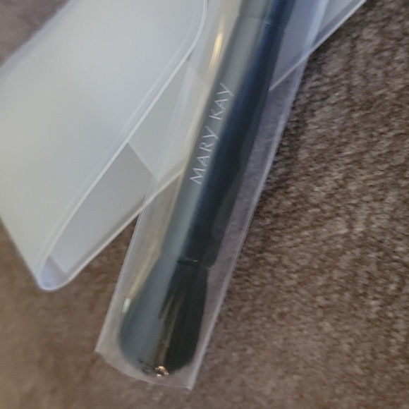 3/$20 Mary KAY Eye Blending Synthetic Brush - Picture 2 of 5